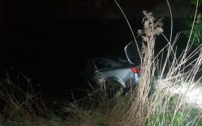 Două tinere, salvate de pompieri în Slatina, după ce maşina lor a căzut într-un canal de irigaţii