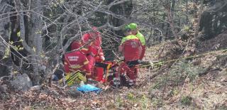 Bărbat de 45 de ani a căzut într-o râpă din apropierea drumului spre Cota 1400