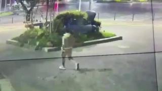 Tânăr de 25 de ani, prins după ce i-a smuls borseta cu 90 de lei unui bărbat de 62 de ani, lângă Parcul Moghioroş