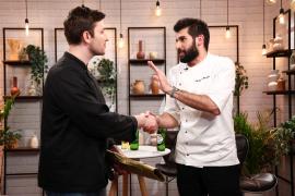 Chef Richard Abou Zaki i-a dat cuțitul de aur lui Andy Van de Gucht, concurentul care gătește pentru Casa Regală a Belgiei