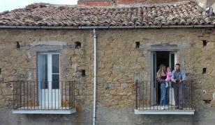 Cum au reușit doi tineri să cumpere o casă de vis în Sicilia cu doar 1 € fără să folosească celebra schemă care ascunde costuri uriașe
