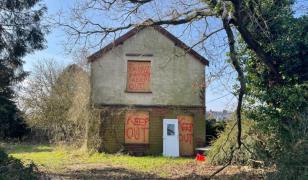 O casă izolată din Blofield, aproape de Norwich, descrisă drept "cea mai înfiorătoare" din Marea Britanie, a avut prețul redus după ce licitația din martie a eșuat.