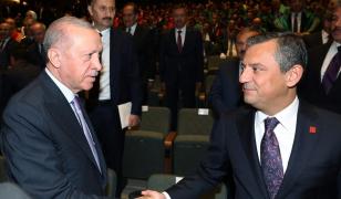După arestarea principalului său adversar, Erdogan a depus o plângere pentru insultă şi împotriva liderului Opoziţiei, Özgür Özel