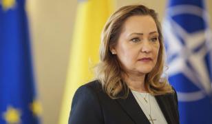 resedintele Uniunii Salvati Romania (USR), Elena Lasconi asteapta inaintea unor consultari cu presedintele interimar al Romaniei, Ilie Bolojan, la Palatul Cotroceni din Bucuresti, miercuri, 26 februarie 2025.