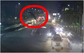 Momentul în care un șofer cade în gol 12 m cu BMW-ul de pe un pod neterminat, "păcălit" de Google Maps