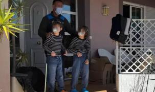 Trei copii au fost ținuți izolați în casă timp de peste trei ani, într-o locuință plină de gunoaie, fără acces la școală sau îngrijiri adecvate