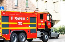 Incendiu într-un bloc din Piteşti, după ce un bărbat și-a dat foc intenționat în garsoniera lui