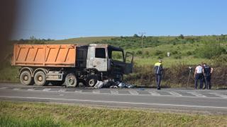 Accident teribil în Lugoj. O femeie a murit după ce a intrat cu motocicleta într-o basculantă. Autoutilitara a luat foc după impact