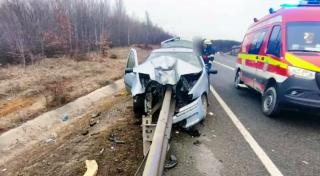 Un şofer din Alba s-a urcat beat la volan şi a intrat cu mașina într-un parapet de beton