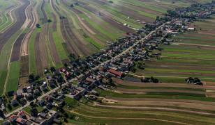 Cum arată satul unde toți localnicii trăiesc pe o singură stradă. Turiştii l-au numit "Mica Toscană a Poloniei"