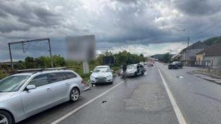 Fată de 18 ani, grav rănită într-un accident cu 4 maşini din Dej, Cluj. Tânăra a fost proiectată din autoturism