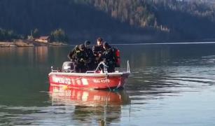 Adolescent dispărut în lacul Colibița, căutat de scafandri. Băiatul a căzut dintr-o barcă şi nu a mai ieşit la suprafaţă