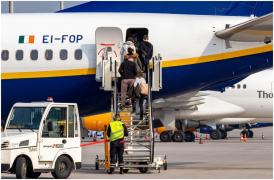 O companie de zbor celebră le cere angajaților să dea înapoi măririle de salarii primite în 2024