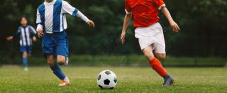 Câţi bani a primit despăgubire un cuplu din UK după ce 170 de mingi de fotbal au ajuns în grădina lor, de pe terenul vecin