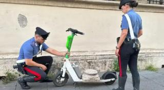 Turist german, prins de poliţişti la Roma cu un artefact antic de 30 kg pe trotineta electrică. Explicaţia tânărului