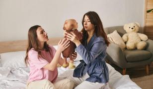 Hotărâre istorică: Italia recunoaște legal ambele mame în cuplurile LGBT cu copii