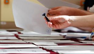 Avalanşă de petiţii online după rezultatul alegerilor: Se cere arestarea lui Simion sau anularea cetăţeniei pentru moldovenii de peste Prut