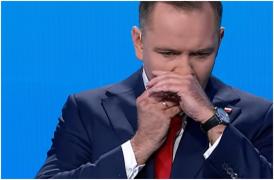 Aliatul lui George Simion, Karol Nawrocki, gest controversat în timpul dezbaterii. Ce ar fi consumat chiar în fața camerelor