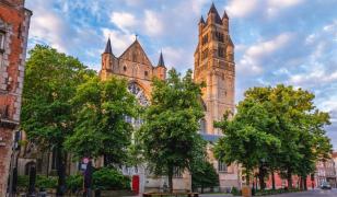 Oraşul european care le cere turiștilor să nu mai fure piatra cubică de pe străzile sale istorice