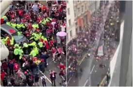 O mașină a intrat într-o mulțime care sărbătoreau triumful echipei Liverpool în campionat