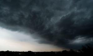 28 de judeţe, sub avertizare cod galben de ploi torenţiale, vijelii şi grindină până la noapte