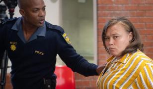 Tragica poveste a lui Joshlin, o fetiţă cu ochii verzi care ar fi fost vândută de propria mamă. Femeia îşi aşteaptă sentinţa