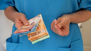 medic care cere mită