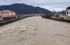 Cod roșu de inundaţii pe Râul Negru din Covasna. Avertizări extinse în peste 20 de județe