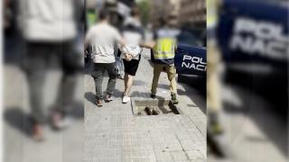 Bărbat din Barcelona, arestat pentru cursuri de seducție vândute pe internet. A filmat și agresat femei