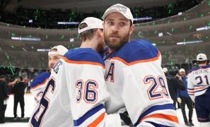 Jucătorii luiEdmonton Oilers sărbătoresc calificarea în finala Cupei Stanley