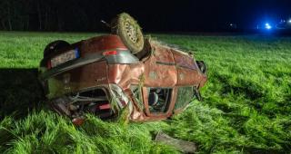 Trei tineri s-au răsturnat cu un Opel Corsa, apoi s-au târât un kilometru pentru a găsi semnal la telefon, în Germania