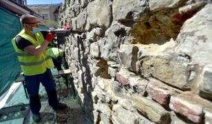 Doi turişti curioşi au scos o cutie dintr-un zid de piatră, în Cehia. Câteva minute mai târziu au mai făcut o descoperire şocantă