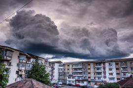ANM a emis avertizări cod galben şi portocaliu de ploi torenţiale în două judeţe, în următoarele ore