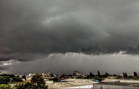 25 de judeţe intră de la ora 12.00 sub avertizări de ploi, grindină şi vijelii. Vreme severă până la noapte