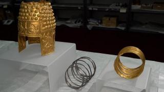 Cine sunt cei şapte suspecţi în cazul furtului coifului dacic de la Coţofeneşti de la Muzeul Drents