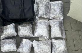 Bărbat de 40 de ani a trimis în România prin curier un troler cu 6,5 kg de droguri în el. Erau camuflate în pungi cu cafea