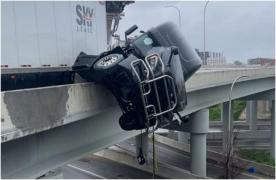 Un șofer de camion a rămasc blocat în cambia care atârna de pe un pod din SUA. Apelul emoționant cu poliția