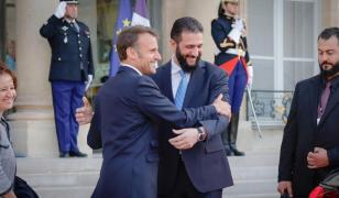 Controverse la Paris, după ce Macron l-a primit pe liderul sirian, considerat fost terorist în SUA şi UE. Cum se apără preşedintele francez