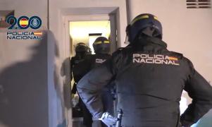 Români arestați în Spania, pentru exploatarea muncitorilor sezonieri. Îi obligau să locuiască într-un hotel abandonat, în condiții mizere