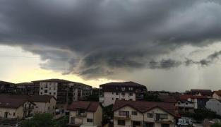 16 judeţe intră de la ora 14.00 sub avertizare de vreme severă. Ploi, grindină şi vijelii până diseară
