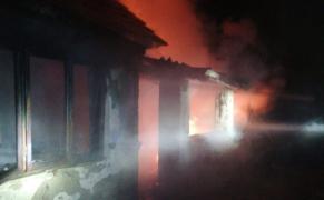 Un copil de 9 ani a murit carbonizat în propria casă, la Glimboca. Era singur când au izbuncnit flăcăril