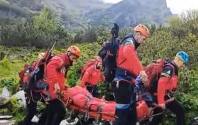 Misiune dificilă în Munţii Făgăraş. Salvamontiştii au coborât de pe munte un bărbat care şi-a fracturat tibia