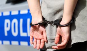 Tânără care vindea kurtos, încătuşată de doi poliţişti. Oamenii legii sunt cercetaţi de superiori, în Neamţ