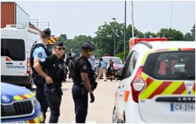 Un francez de 15 ani a ucis cu un cuțit o supraveghetoare care îi controla ghiozdanul la intrarea în școală