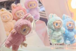 Figurină Labubu, vândută la licitaţie cu peste 130.000 de euro