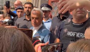 Georgescu, primele declaraţii după anunţul retragerii din politică. Aşteptat de susţinători la Judecătorie