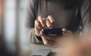 O femeie din Maramureș a rămas fără 30.000 de lei după ce a dat telefonul unor necunoscuți