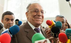 Ion Iliescu a reuşit să stea pe marginea patului. Fostul preşedinte este în continuare la Terapie Intensivă