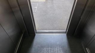 Trei adulți și un copil, blocați în liftul care a căzut de la etajul 2 la subsol, într-o clădire din Timișoara