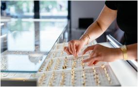 Bărbat reținut după ce "i s-a lipit mâna" de bijuteriile din aur dintr-un magazin. Pradă de 300.000 de lei